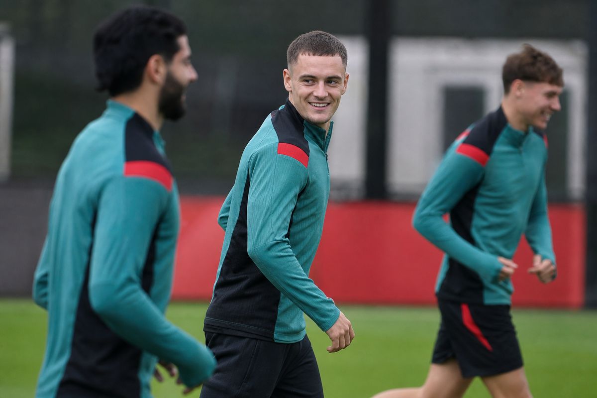 Florian Wirtz training with Liverpool teammates on the pitch