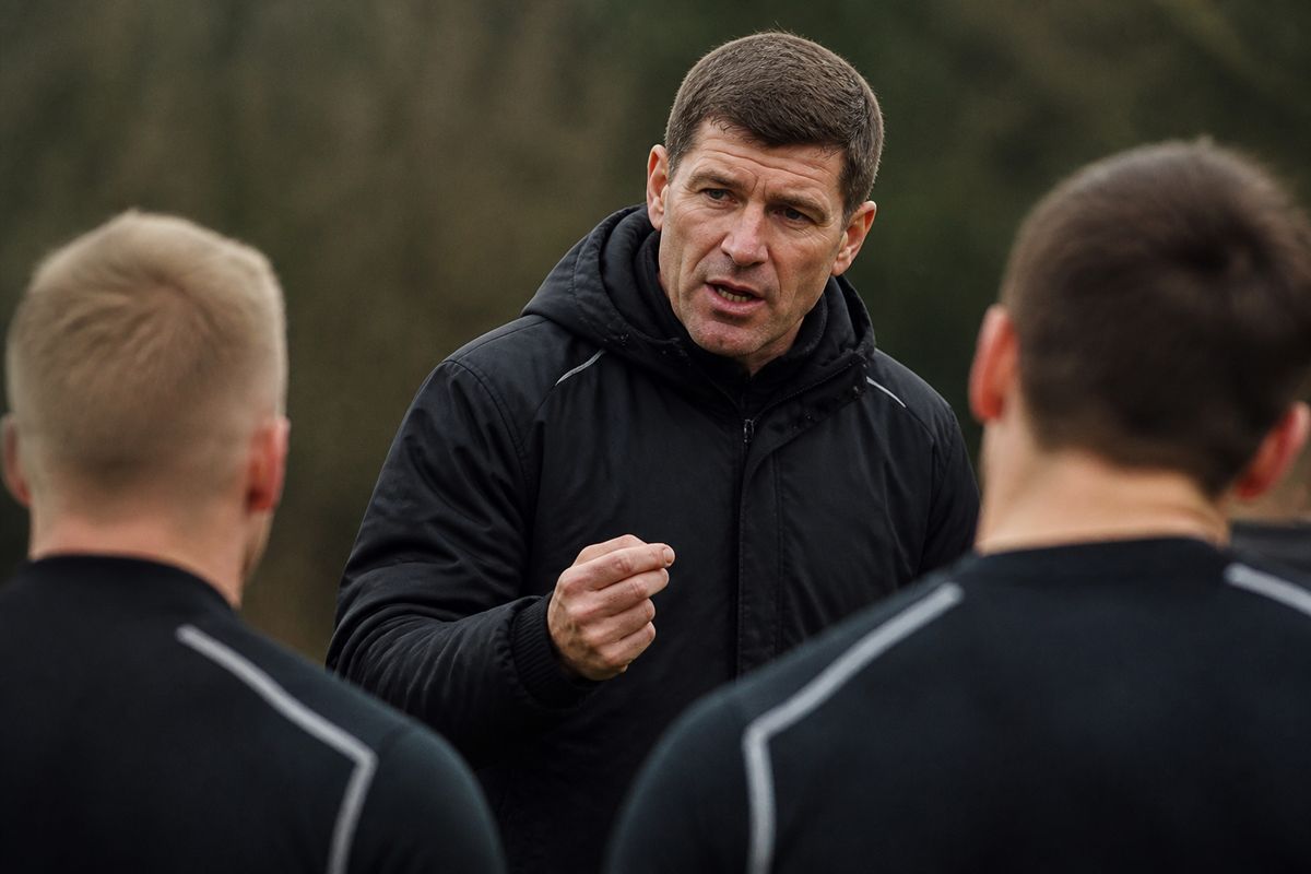 Rob Baxter speaking during a rugby team training session
